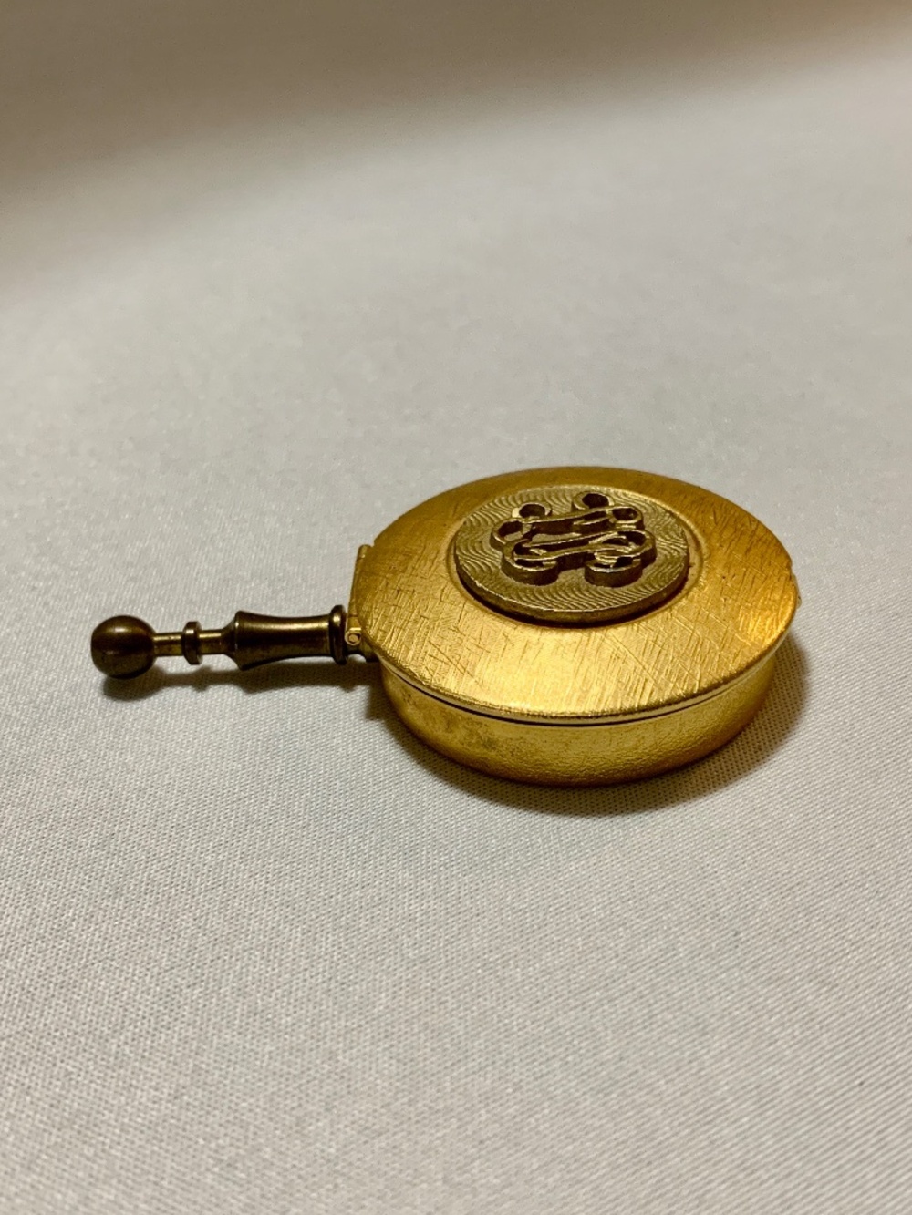 Vintage Gold Tone Metal Ladies Portable Compact Astray - Picture 2 of 6
